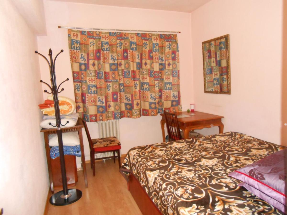 Gazde/Camere de închiriat Host Tina *