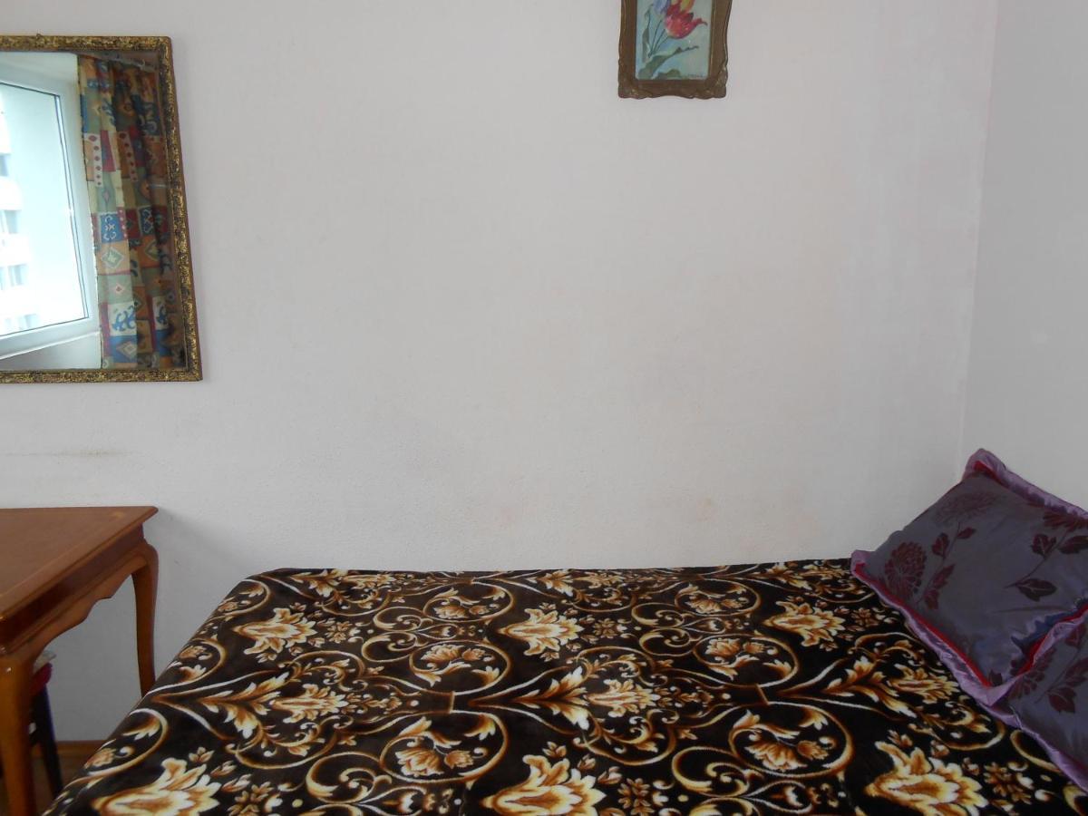 Host Tina * Bucureşti